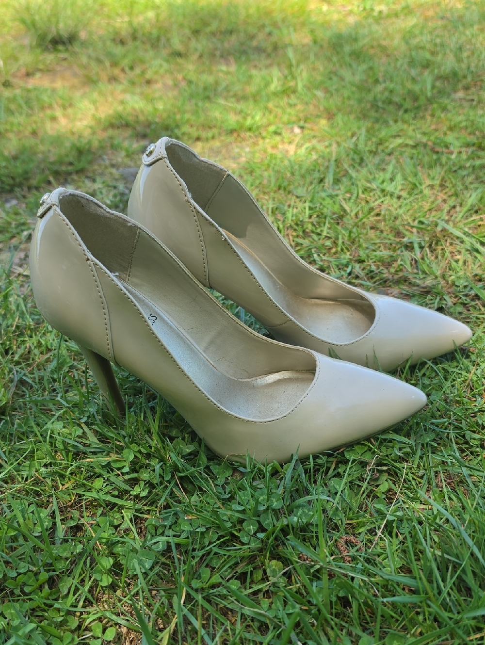 Classic G by Guess Nude Patent Pointed-Toe Stiletto Pumps Size 6